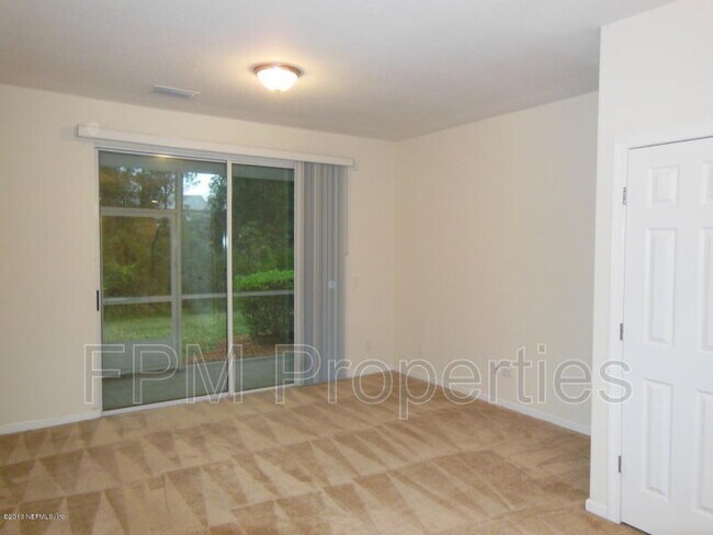 Foto del edificio - 3504 Summerlin Ln N