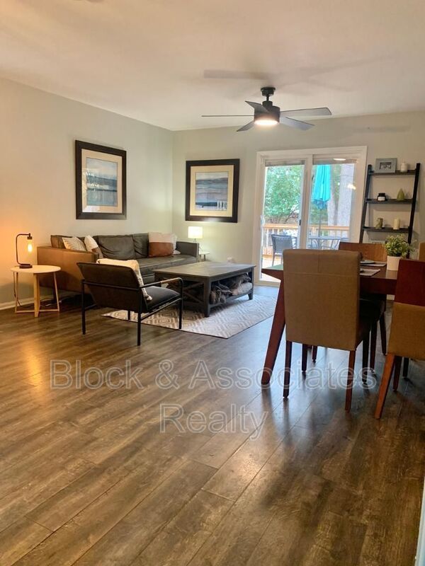 Foto del edificio - 7608 Idolbrook Ln