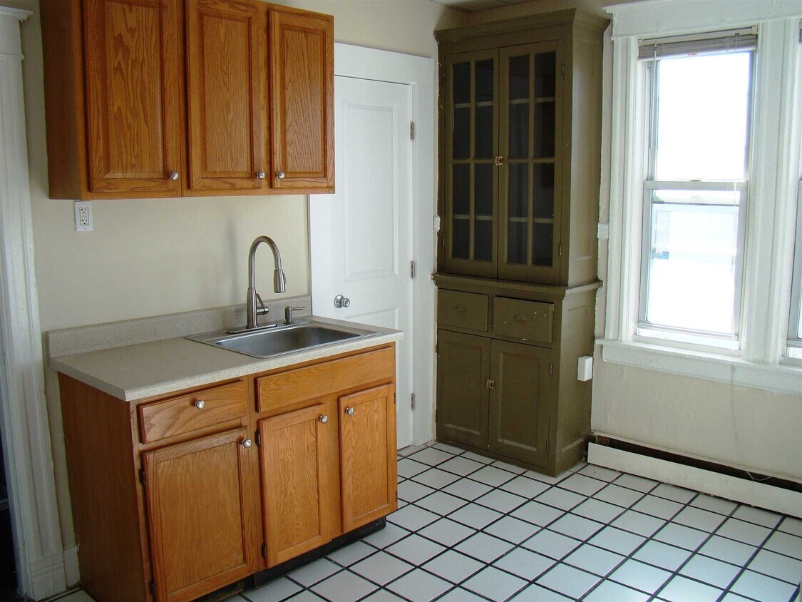 Primary Photo - 706 Main St