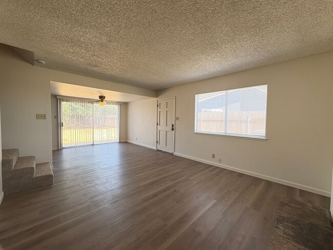 Building Photo - 2 Bed, 1½ Bath, 2 Story Duplex in Galt