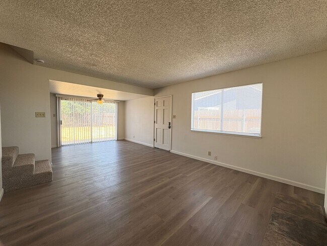 Foto del edificio - 2 Bed, 1½ Bath, 2 Story Duplex in Galt