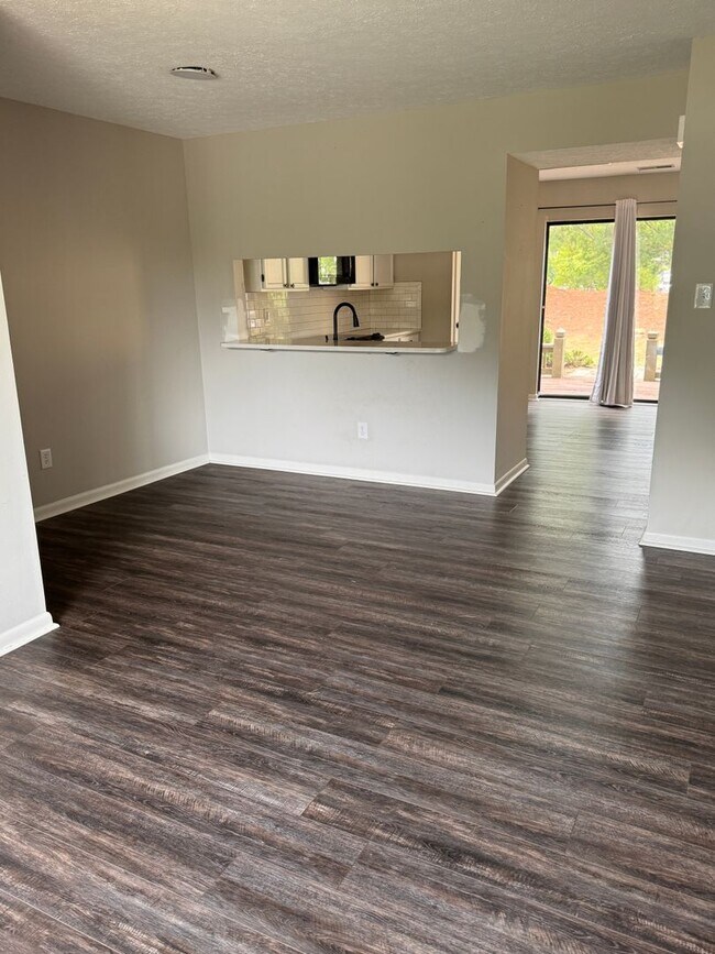 Foto del edificio - 2 Bedroom || 1.5 Bathroom Townhouse