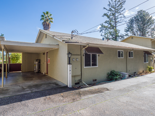 Building Photo - 170 Brook Knoll Dr