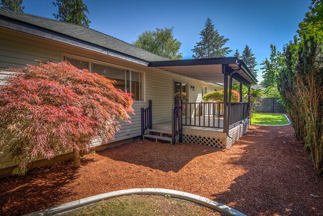 Building Photo - 1626 Northwood Dr