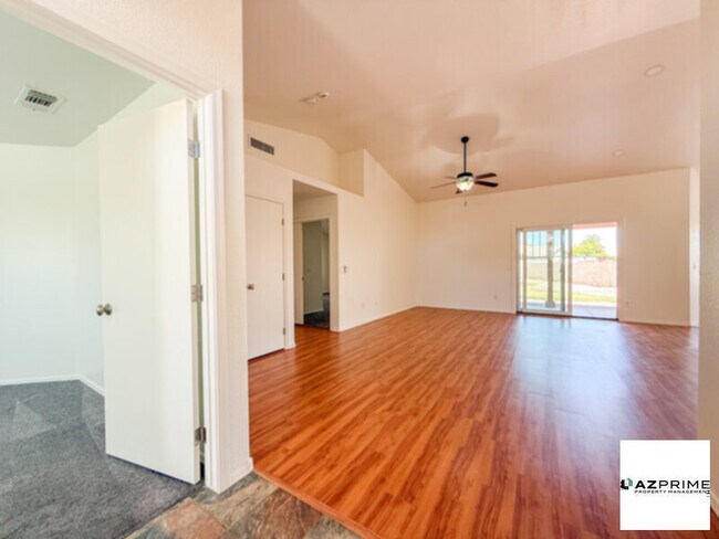 Foto del edificio - Exceptional 3/2 Peoria Corner Lot House!