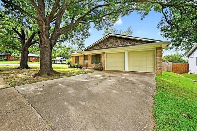 Foto del edificio - 1402 Hillcrest Dr