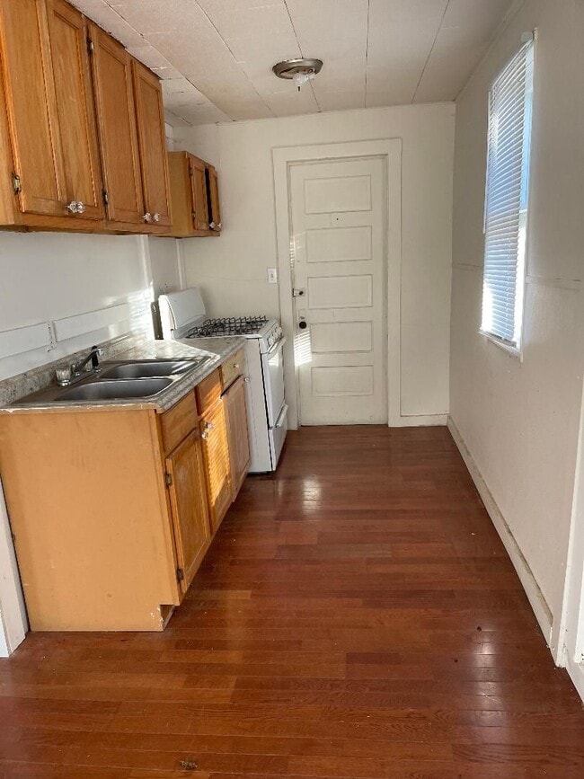 Building Photo - 4 Bed/1 Bath