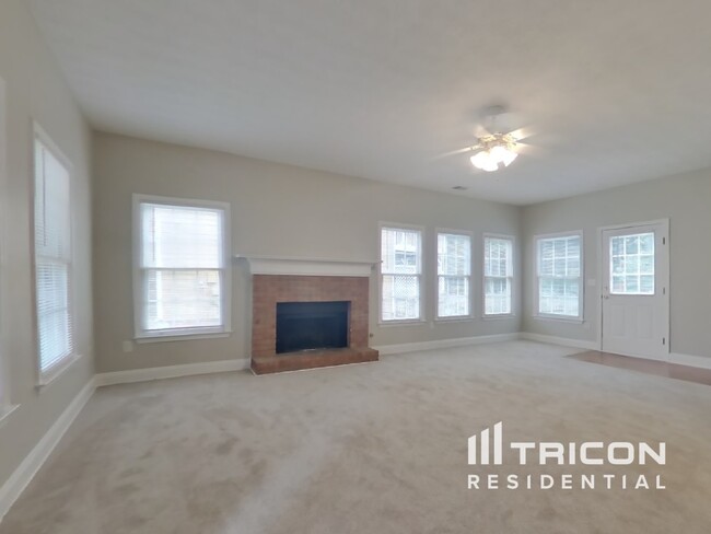 Building Photo - 3080 Kings Dr
