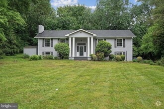 Building Photo - 9239 Vernon Dr