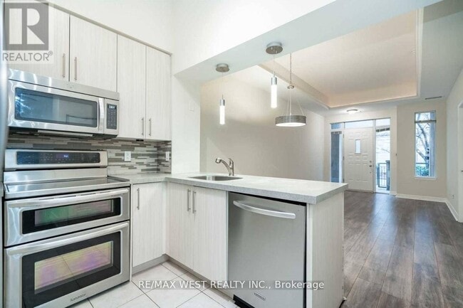 Photo du bâtiment - 330-330 Princess Royal Dr