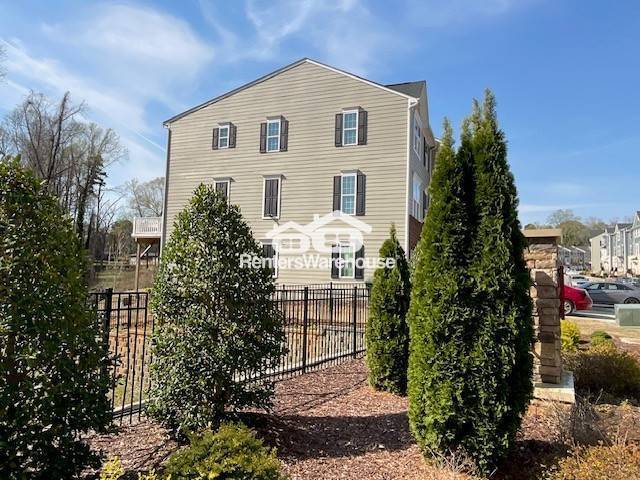 Foto del edificio - 3-bed, 3-bath single-family home