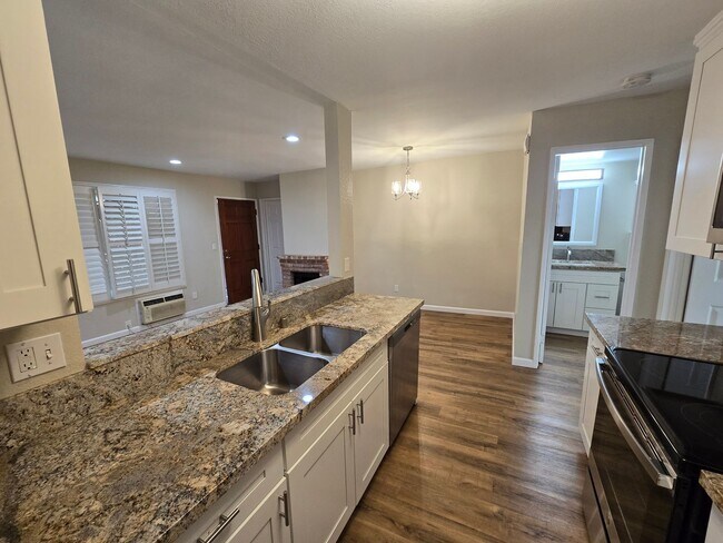 Foto del edificio - Remodeled 2 Bedroom 2 Bath Condo - Normal Heights - Garage & Driveway Parking