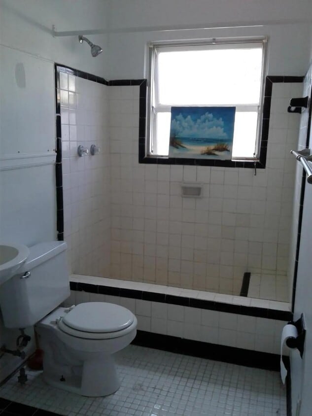 Building Photo - 1025 NE 16th Ter