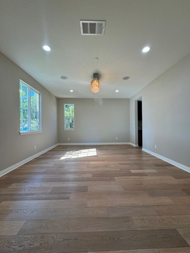 Building Photo - Modern 5 Bed, 4.5 Bath Home in Tustin Legacy