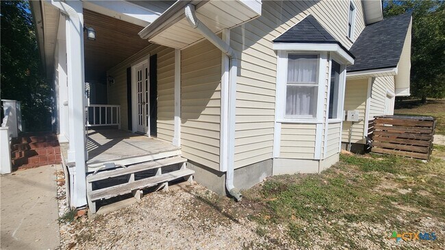 Foto del edificio - 716 Center Cir