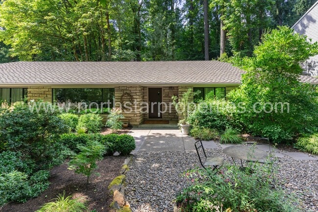 Building Photo - Magical Oswego Lake Country Club area Home.