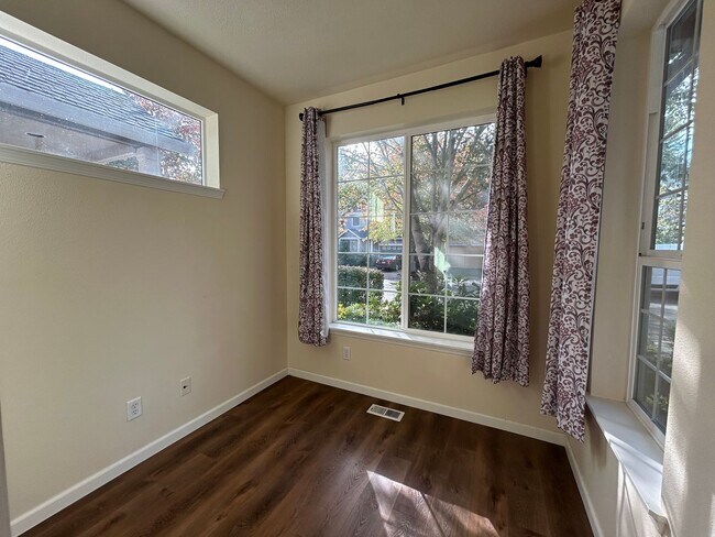 Foto del edificio - Spacious 4 Bedroom (plus den), 3 Bath Home...