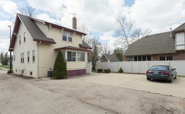Photo - 161 E North Ave (Elmhurst, IL) Apartment