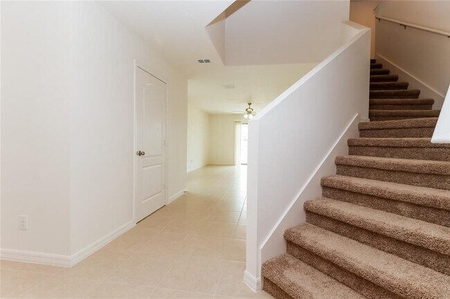 Foto del edificio - 2215 Caspian Dr