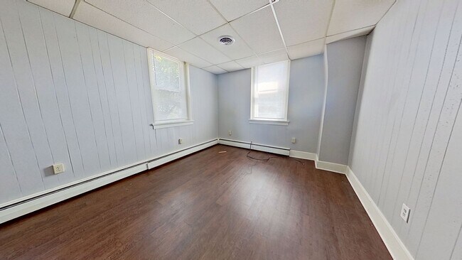 Building Photo - 2nd floor Apartment