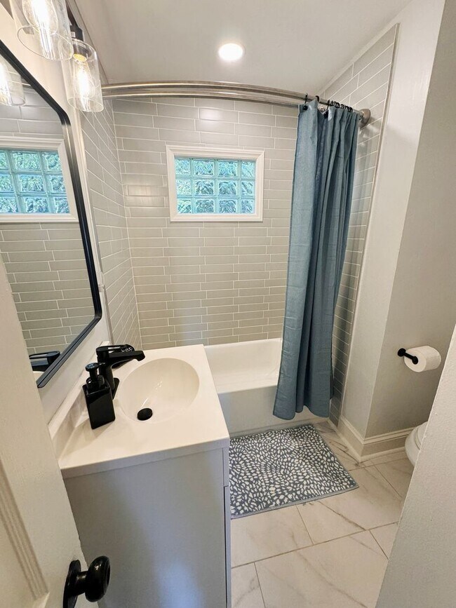 Foto del edificio - Renovated 2 Bed 1 Bath Home