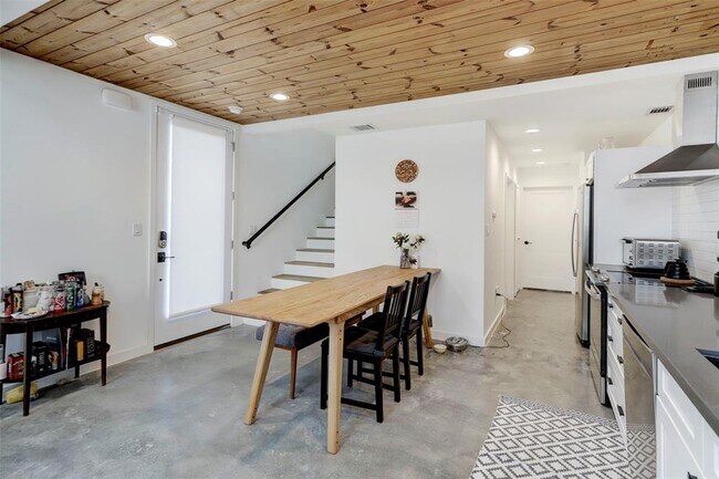 Foto del edificio - 6161 Culberson St