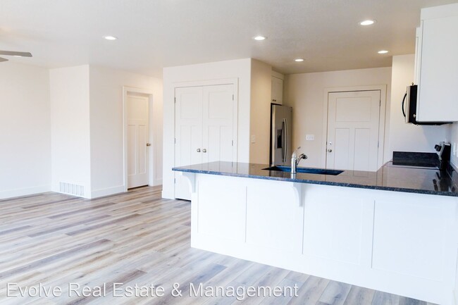 Building Photo - 3 br, 2 bath House - 947 N 165 W