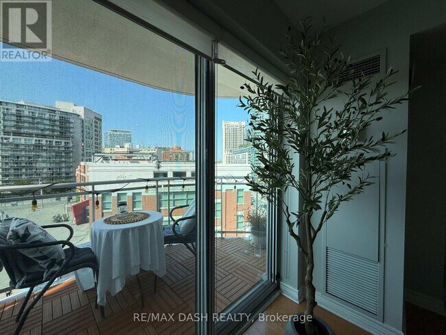 Building Photo - 600-600 Queens Quay W