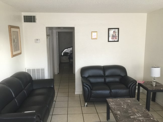 Building Photo - Santa Paula Apartments