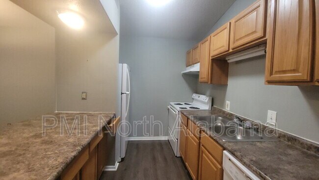 Foto del edificio - 900 Candlewood Dr NW