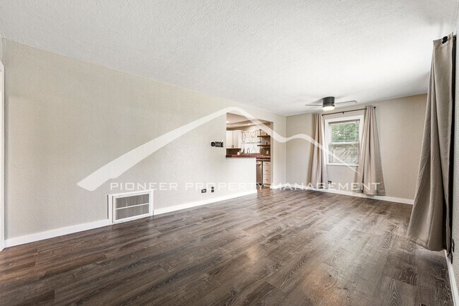 Foto del edificio - Charming single family home with fully fenced yard