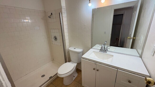 Foto del edificio - 2169 Sunrise Ln E