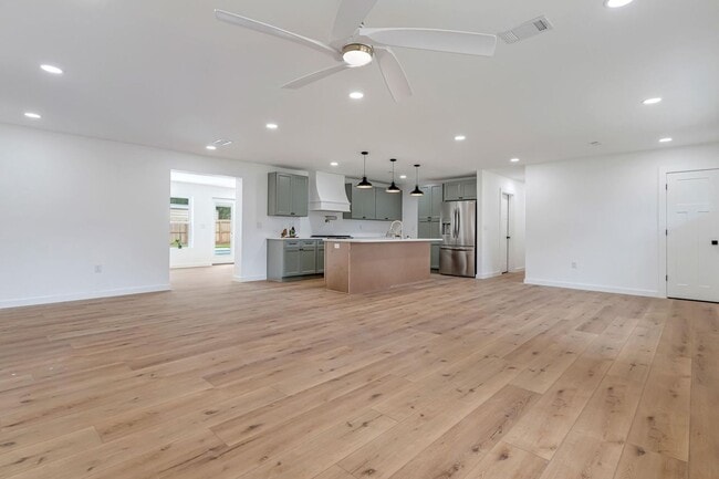 Building Photo - POOL HOME! Stunning 2025 Renovation 3 Bedroom Home – Fort Walton Beach!