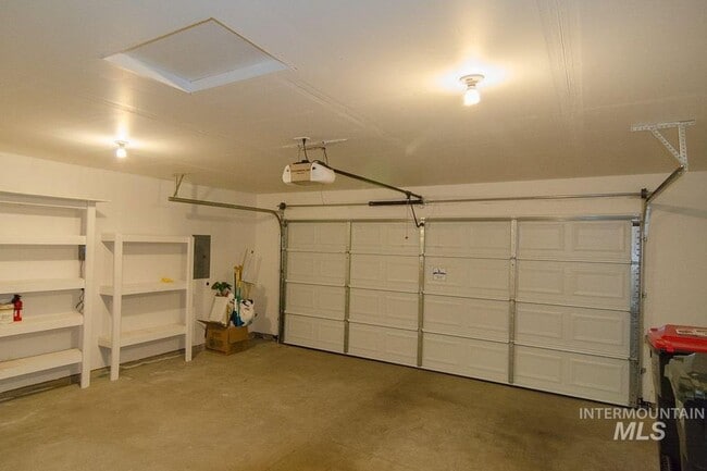 Building Photo - Beautiful Single Level- 3 Bed 2 Bath - Pet...
