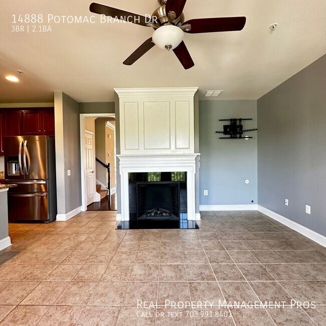 Building Photo - 3 Bedroom Townhome located in Gated Commun...