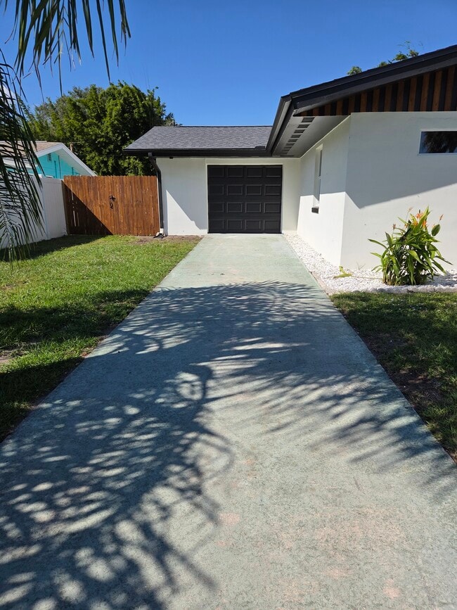 Foto del edificio - 945 Brookview Ln