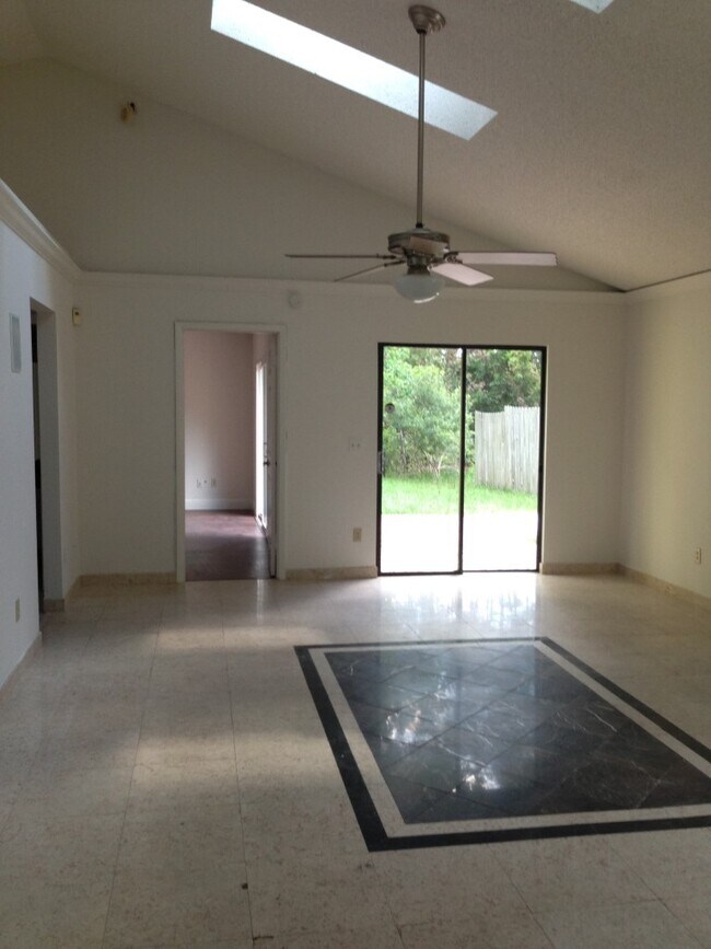 Foto del edificio - Beautifully Upgraded 3 BR Home in Hidden L...