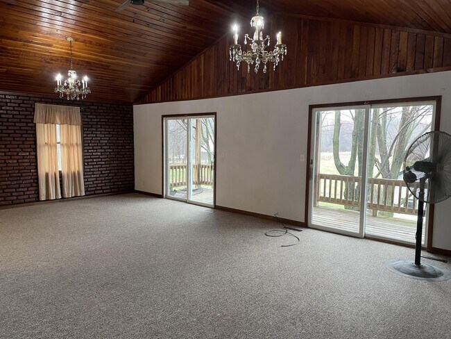 Building Photo - 4011 W Hastings Lake Rd