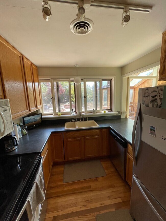 Building Photo - Great 3 BED/1 BATH home in walking distanc...