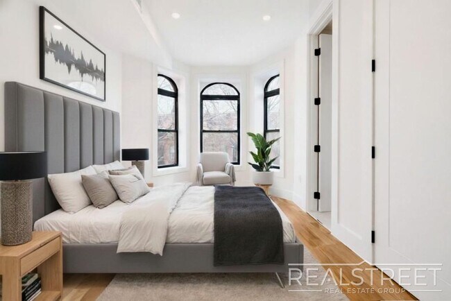 Foto del edificio - 3BR/2.5BA Duplex with In-Unit Washer/Dryer