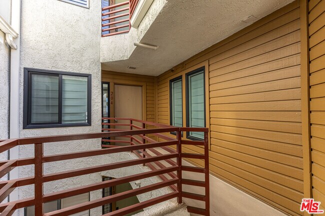 Building Photo - 400 N Louise St