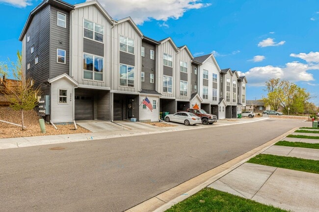 Building Photo - Modern Townhome with Private Patio