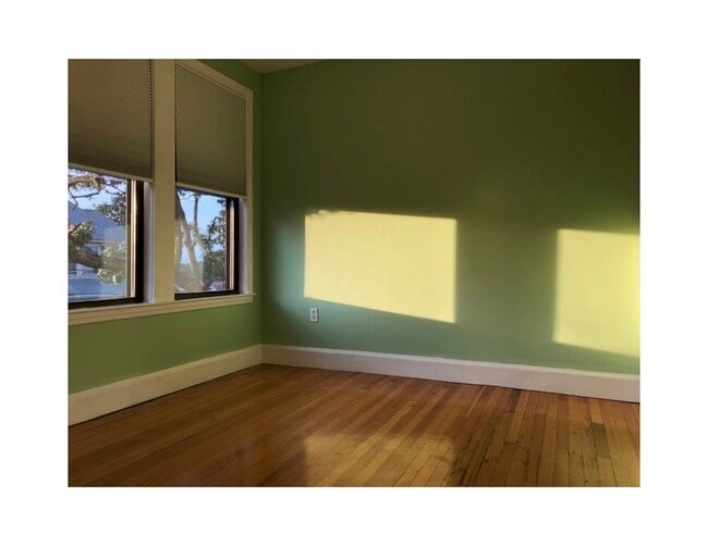 Building Photo - 40 Rockview St