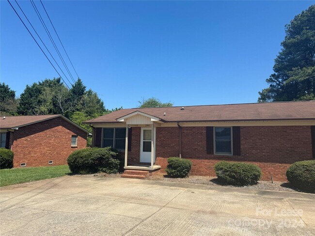 Building Photo - 2243 Rose St