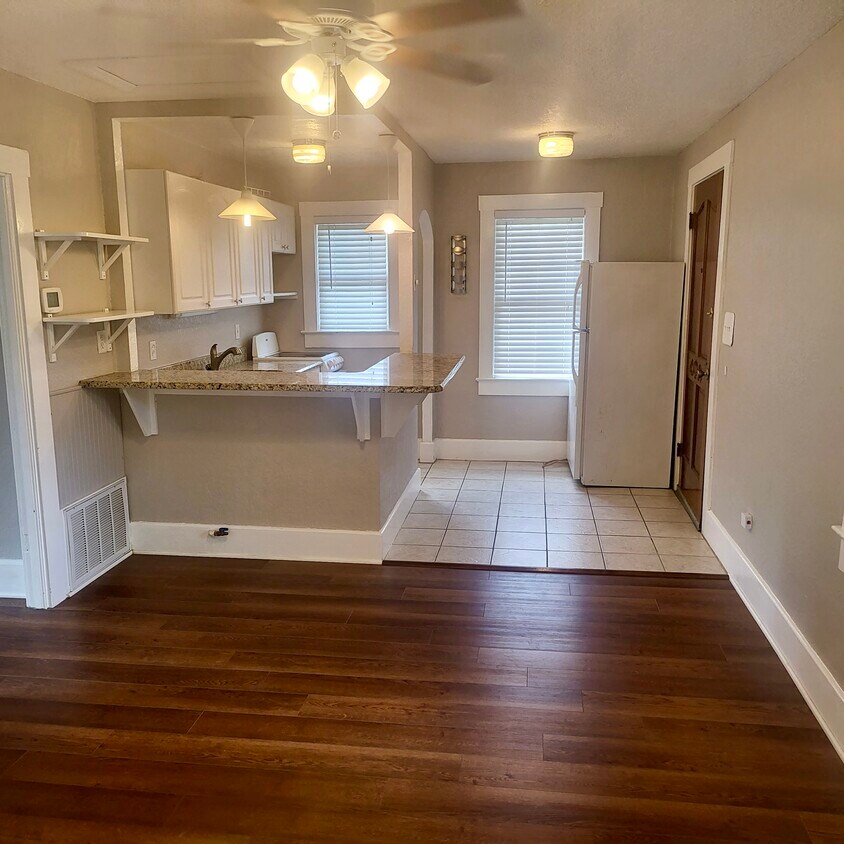 Granite Countertops - 642 E Ridgewood St