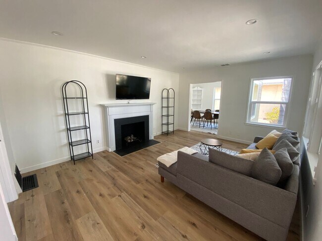 Foto del edificio - 5051-5057 N. Colfax Ave.