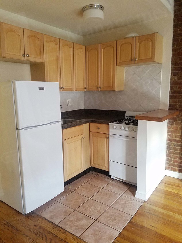 Building Photo - 65 W 83rd St