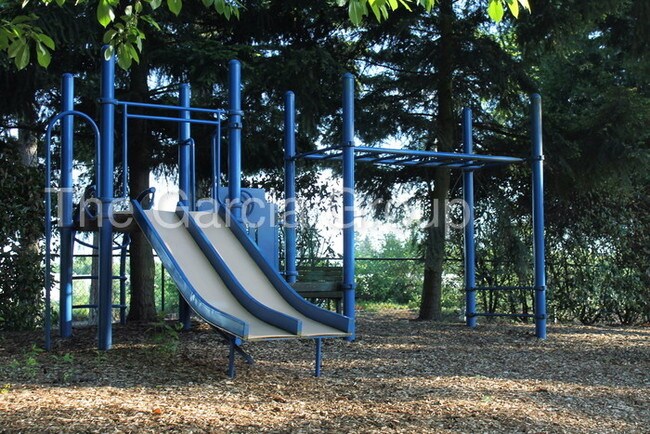Building Photo - Tualatin Woods 2 Bedroom Townhome