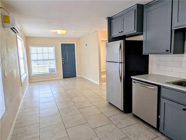 Building Photo - 637 Jester St