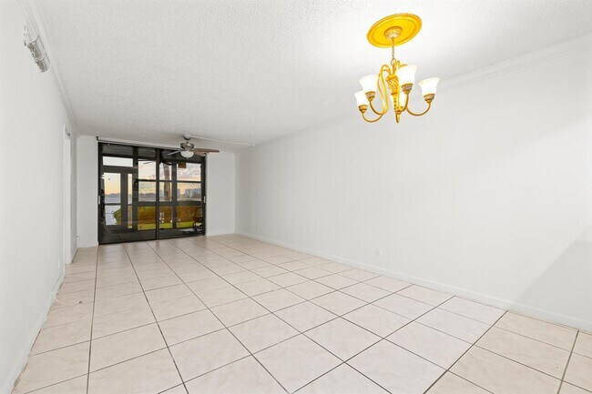 Foto del edificio - 110 Lake Emerald Dr